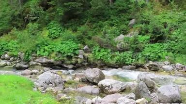 在齐勒塔尔河谷流经奥地利阿尔卑斯山的鲁姆巴奇河