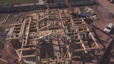 正在建造的新木房、木柱顶部的工人和建筑的鸟瞰图