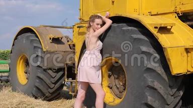 一位穿着<strong>短裙</strong>的年轻女子在后台的农场里靠近大轮子
