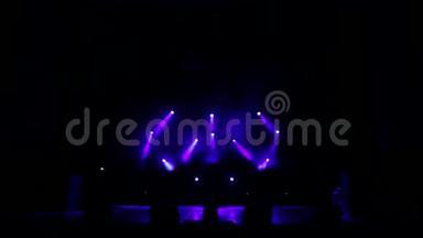 白色，蓝色和紫色美丽的<strong>光线</strong>在一个空的<strong>舞台</strong>上。 音乐会。