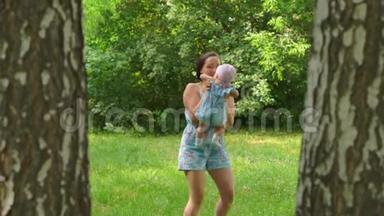 在自然界中，一个女人把婴儿抱在<strong>怀里</strong>