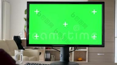 无法辨认的人看着现代的个人电脑，用绿色的大屏幕模拟