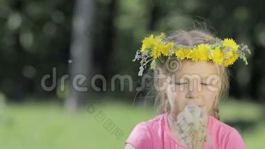树林里一个有趣的小女孩的肖像。 一个没有<strong>门牙</strong>的孩子吹在干蒲公英上，笑着，花环
