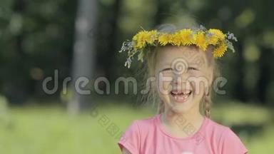 树林里一个有趣的小女孩的肖像。 一个没有<strong>门牙</strong>的孩子看着镜头，笑了，在头上