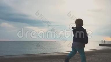 快乐的孩子在海边玩得开心。 孩子在海边玩。 在海边奔跑的男孩。 和孩子一起度假。 <strong>水上娱乐</strong>