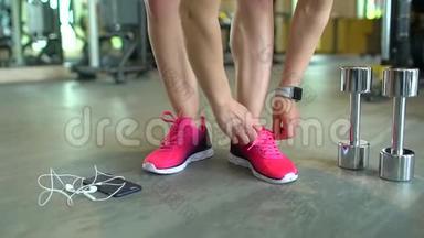 女跑步者的脚准备好用智能<strong>手表</strong>、耳机和<strong>电话</strong>为音乐系鞋