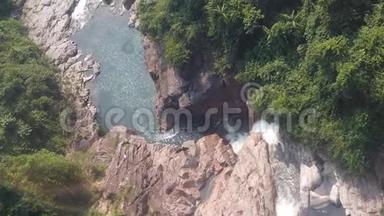从高空俯瞰在越南山脉中流动的巨大瀑布，拍摄过程缓慢