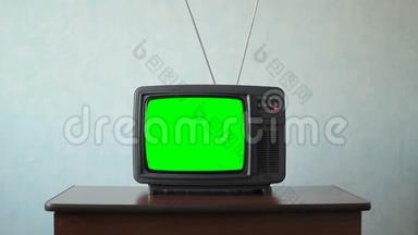 老式模拟电视与绿色屏幕