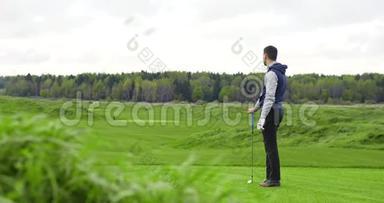高尔夫球员检查他的比赛场地