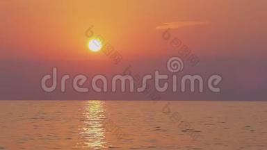 粉色夕阳在海上，温柔浪漫的自然背景..