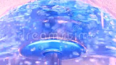 关闭美丽，蓝色清澈的水与<strong>气泡</strong>上升在塑料水库。 媒体。 空气中的<strong>气泡</strong>