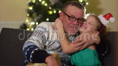 女学生拜访祖父。 女孩拥抱了一位老人，感谢他的礼物。 在这样的背景下