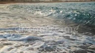拍摄日落时海浪<strong>拍打</strong>海岸后<strong>海水</strong>旋转和沸腾的慢动作视频