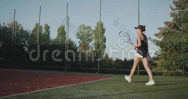 在网球场外，职业选手正在打一场零星的女子网球比赛。