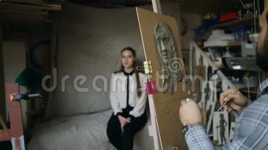 雕塑家在画室中，年轻女子摆着他的姿势，在画布上创作`的面部雕塑