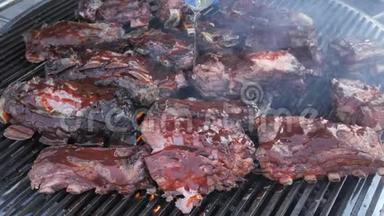 背景烤架，炸鲜肉，鸡肉烧烤，猪肉，排骨，烤肉，汉堡包，烧烤，约伯，牛肉。 特写