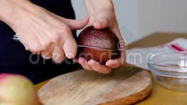 女人用勺子剥鳄梨，做烤面包