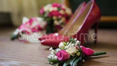 奢华的粉色系<strong>新娘结婚</strong>鞋。 棕色bckgrnd的玫瑰花束