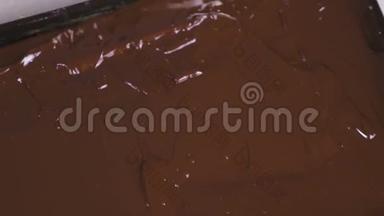 液体<strong>巧克力</strong>一张烤盘。<strong>巧克力</strong>糖果馅料。<strong>巧克力</strong>糖生产。
