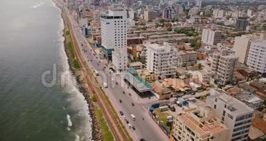 斯里兰卡科伦<strong>坡</strong>海岸上空的无人机。 令人惊叹的城市<strong>街</strong>道交通、现代建筑和海洋的鸟瞰图。
