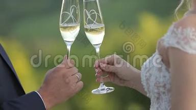 新郎和<strong>新娘</strong>站在城市的背景上，喝着酒杯里的香槟。 克林克眼镜。 Hd<strong>视频</strong>