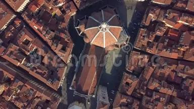 空中观景。 意大利托斯卡纳<strong>佛罗伦萨</strong>大教堂的俯视图。 飞过<strong>佛罗伦萨</strong>的屋顶。