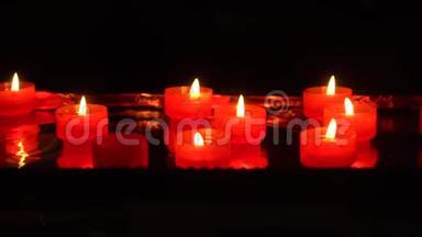<strong>蜡烛</strong>架上的<strong>蜡烛</strong>放在天主教教堂里。