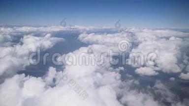 飞机在云层上方飞行，从窗户看到。