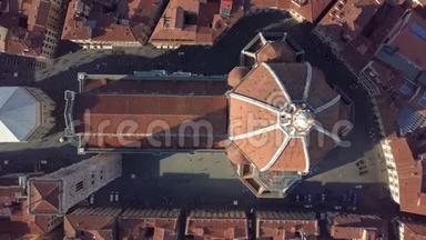 空中观景。 意大利托斯卡纳<strong>佛罗伦萨</strong>大教堂的俯视图。 飞过<strong>佛罗伦萨</strong>的屋顶。