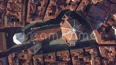 空中观景。 意<strong>大</strong>利托斯卡纳<strong>佛罗伦萨大</strong>教堂的俯视图。 飞过<strong>佛罗伦萨</strong>的屋顶。