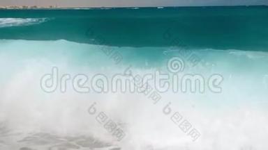 慢动作，美丽的视频蓝色<strong>海浪</strong>冲破海岸线。 沙滩上的<strong>海浪</strong>