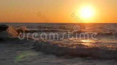 日出或非常美丽的日落在海滨。 沙滩和海浪拍打着海滩。 泡沫<strong>大风</strong>暴波