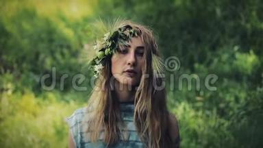 垂直视频。 树林中神秘女孩的肖像举行仪式。 4.她穿着长长的连衣裙，头戴花圈