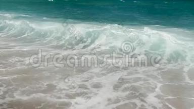 慢动作，美丽的视频蓝色海浪<strong>冲破</strong>海岸线。 沙滩上的海浪