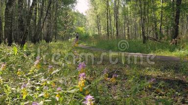 一个中年男子，快速的沿着林中的小路奔跑.. 美好的晴天..