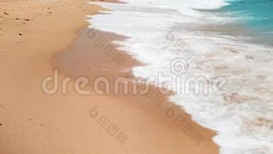 阳光明媚的一天，海浪在沙滩上翻滚的4k慢动作视频