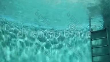 里面是蓝色的水。 场景。 从水下看到的蓝色游泳池的照片，非常适合作为您的背景使用