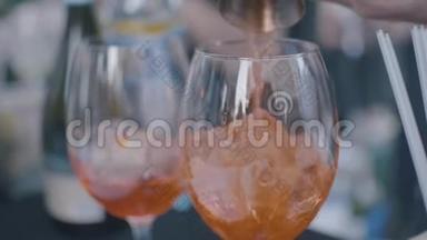 一杯橙色鸡尾酒，杯子和冰。 框架。 完美的<strong>夏日饮品</strong>