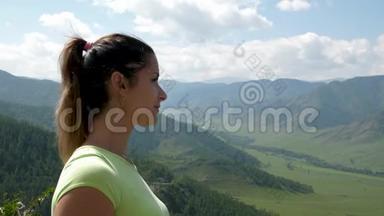 美丽山脉背景上的女子肖像.. 女孩站在全景台上，<strong>飘飘</strong>然