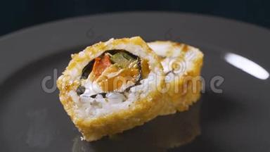 厨师介绍豪华日本餐厅寿司卷旋转白色