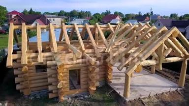 框架<strong>木屋</strong>在建.. 剪辑。 建筑初期的乡村<strong>木屋</strong>景观在框架内