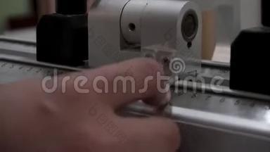 在木工中使用测量机关闭手。 录像。 固定在标尺上的过程