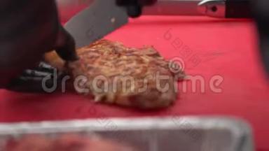 厨师戴着黑色手套，用刀在木板上切出<strong>多汁</strong>的肉排，特写.. <strong>美味</strong>，<strong>多汁</strong>，刚煮熟