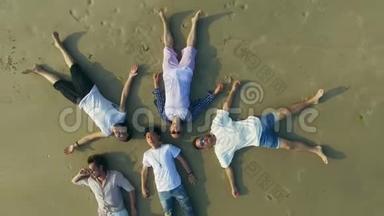 年轻人躺在沙滩上