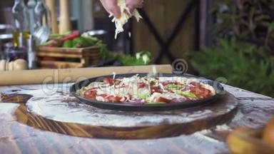 在生披萨上倒入奶酪，在披萨厨房准备。 用奶酪、西红柿和披萨做披萨