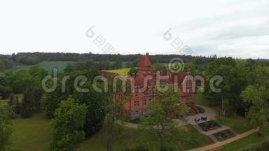 在拉脱维亚的老城堡庄园上空飞行-<strong>夏季</strong>从上面俯瞰的Jaunmoku皮尔和<strong>周</strong>围的绿树