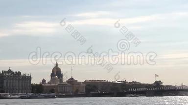 漂浮在圣彼得堡涅瓦河上的船上。 圣以撒大教堂`穹顶。 <strong>隐士</strong>建筑