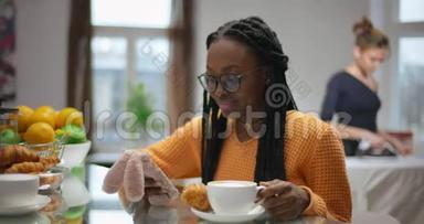 非洲女孩有早餐，在电话里看到社交网络的消息