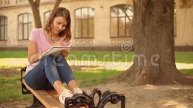 年轻女子在大学附近学习