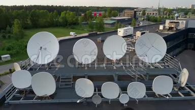 卫星发送和接收<strong>数字电视</strong>广播信号。 空中电子摄影。
